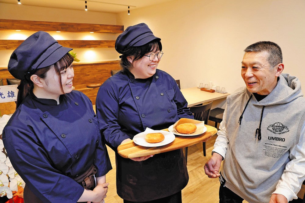 「ながとら」で、スタッフと談笑する永尾さん（右）（２１日午後、熊本県人吉市で）＝長野浩一撮影