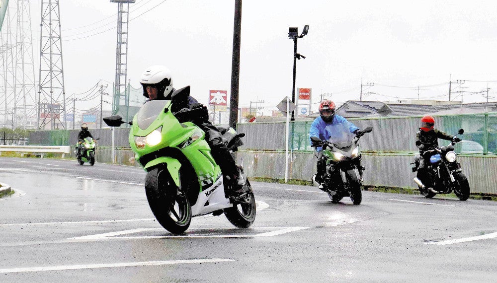 バイクでの走行を楽しむ参加者ら