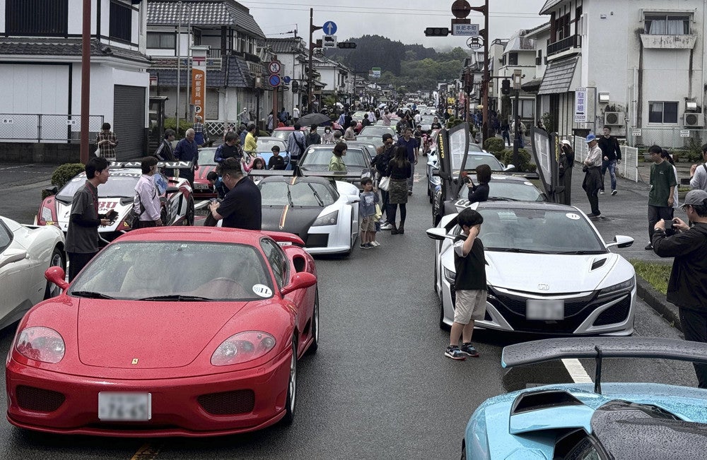 飫肥城下町の路上に展示されたスーパーカー（画像の一部を修整しています）