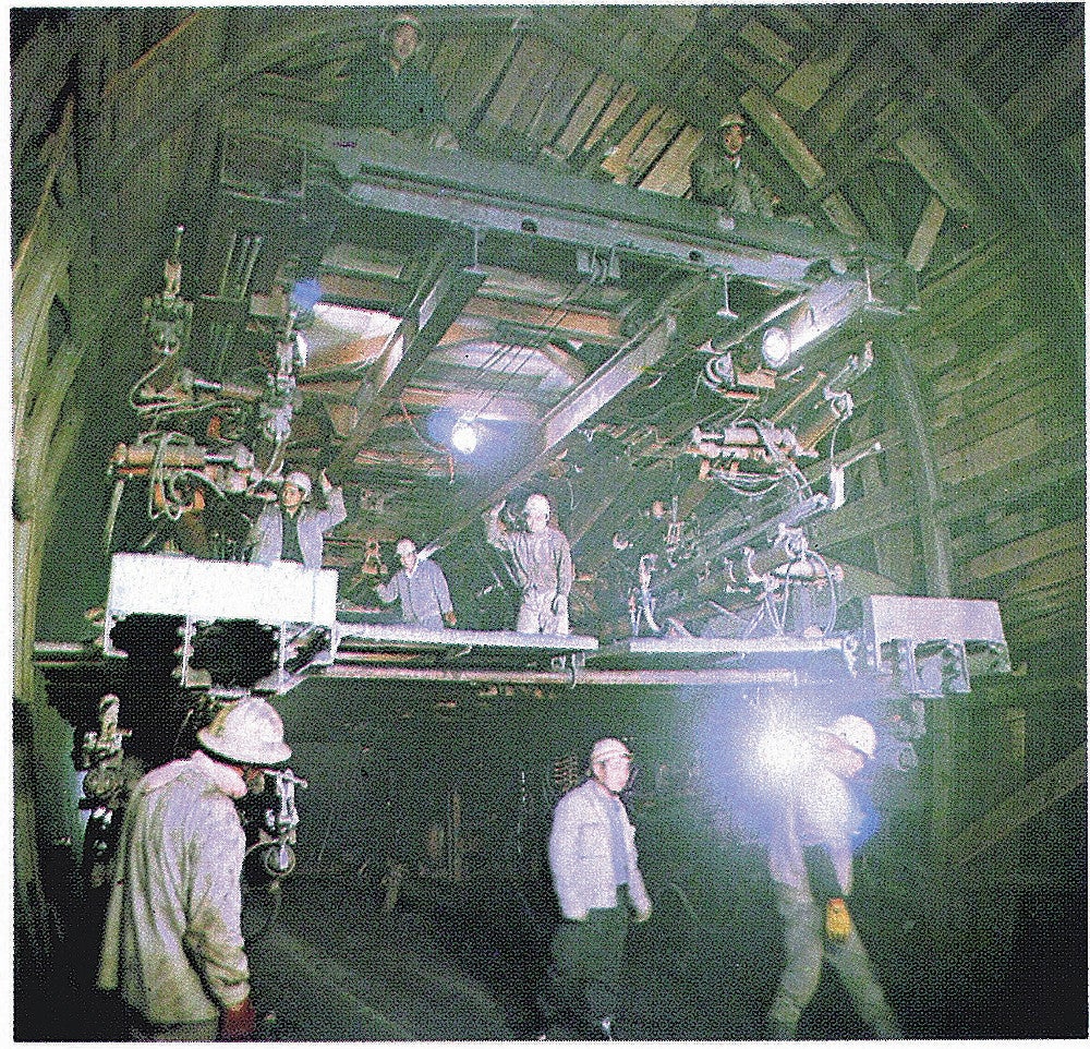 「正丸トンネル」掘削工事の様子（１９６７～６９年頃）＝いずれも西武鉄道提供