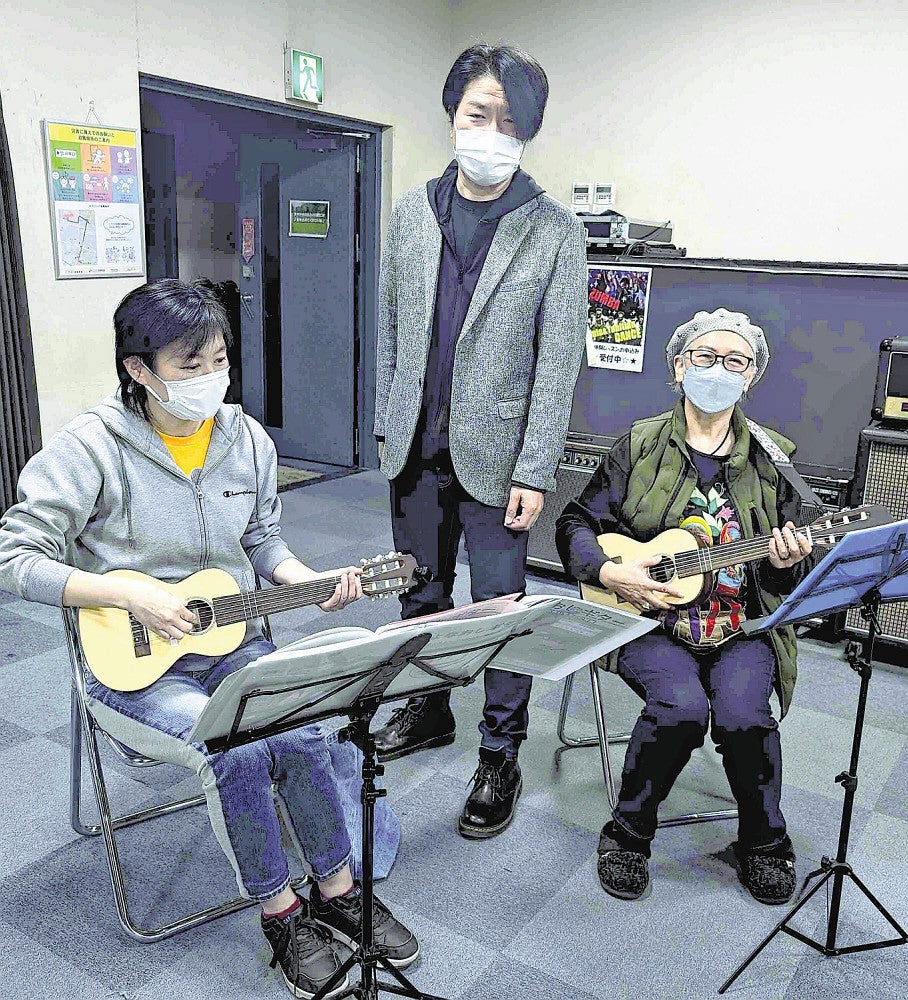 「よなおしギターサークル」を結成した橋本真也さん（中央）とメンバー（富士市で）