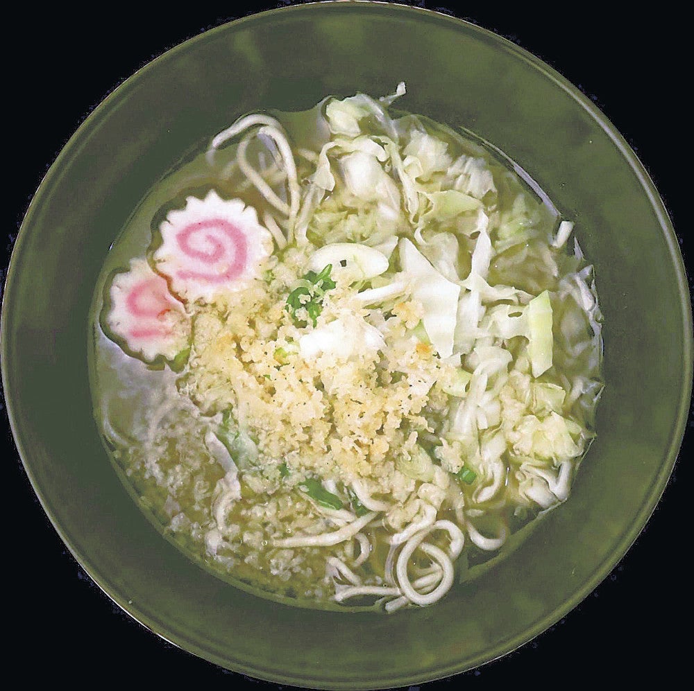 インドネシアの「鳥取ラーメン」。キャベツがトッピングされている＝ロニーさん提供