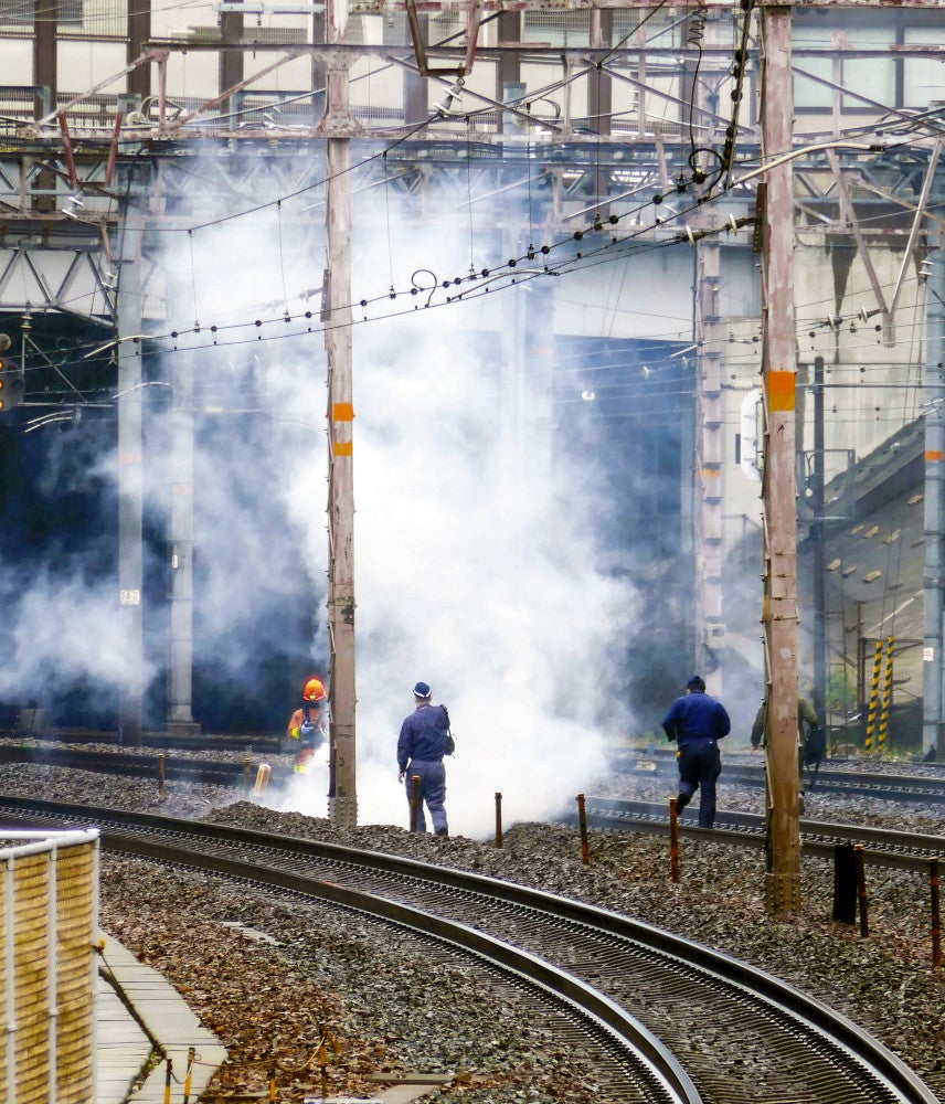 煙が上がるＪＲ東海道線の線路付近（２３日午前８時１１分、神戸市東灘区で）