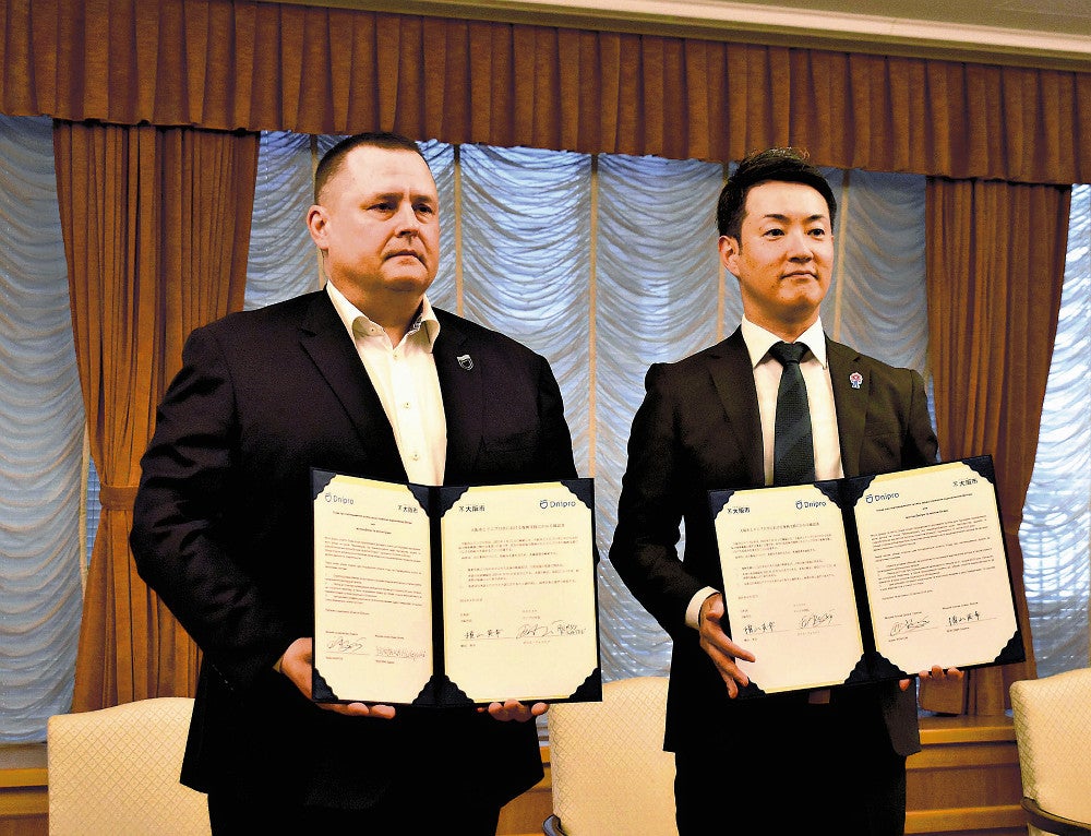 確認書に署名したボリス・フィラトフ市長（左）と横山英幸市長（大阪市役所で）
