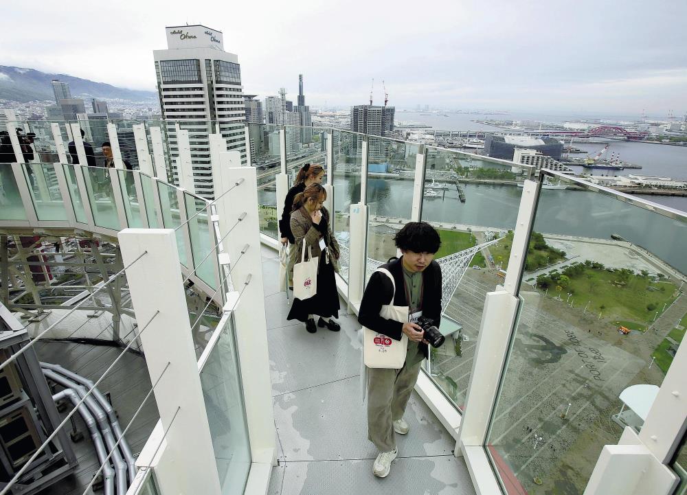 新設された屋上デッキ。３６０度のパノラマが楽しめる（２３日午後、神戸市中央区で）＝八木良樹撮影
