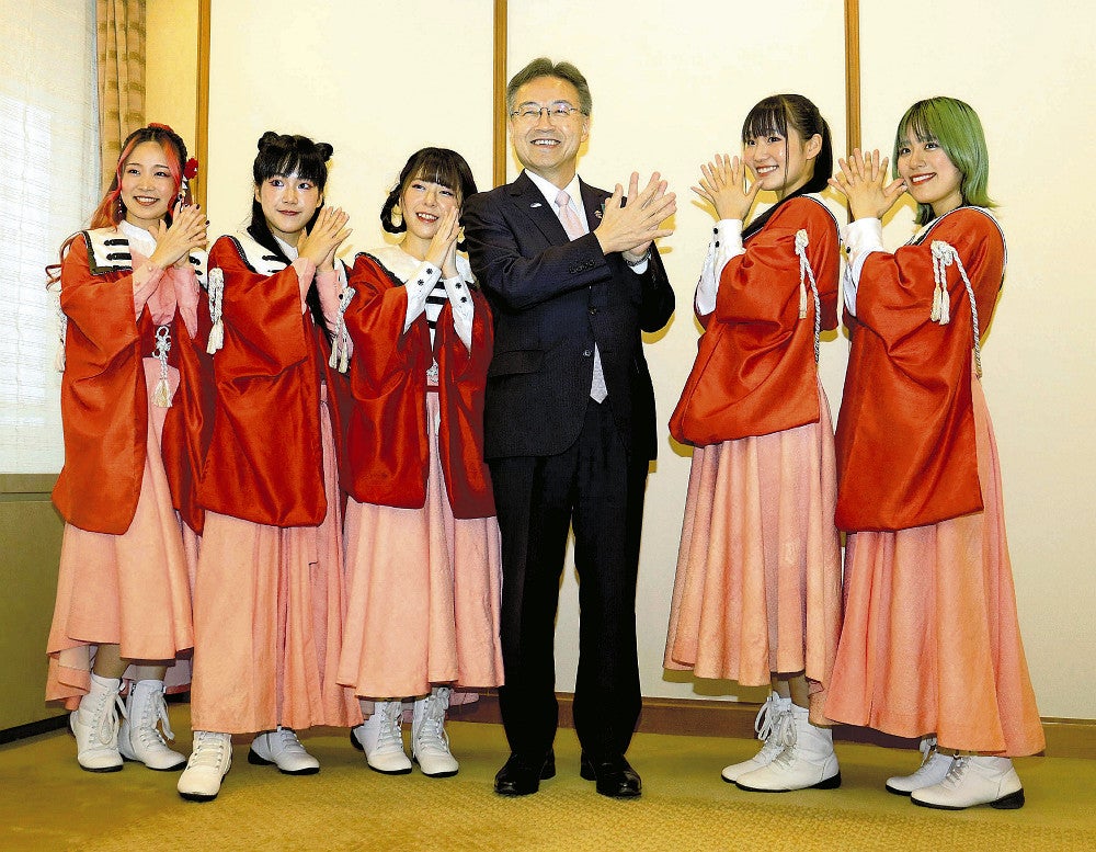 杉本知事にコンサート開催を報告した護国まいさん（左端）ら「さくらいと」のメンバー（福井県庁で）