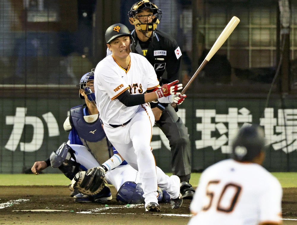 １回１死２塁、坂本が先制の適時打を放つ（２３日）＝永井秀典撮影