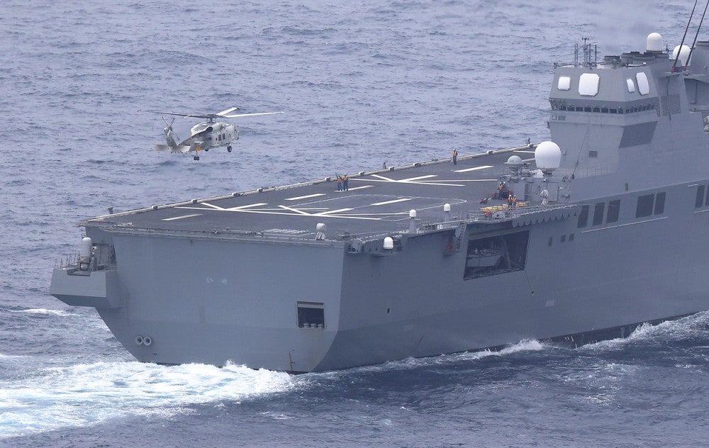 海自ヘリの墜落現場付近で捜索に参加する護衛艦「いせ」。ヘリが発艦していた（２３日午前、伊豆諸島の鳥島東沖で、読売機から）＝小林武仁撮影