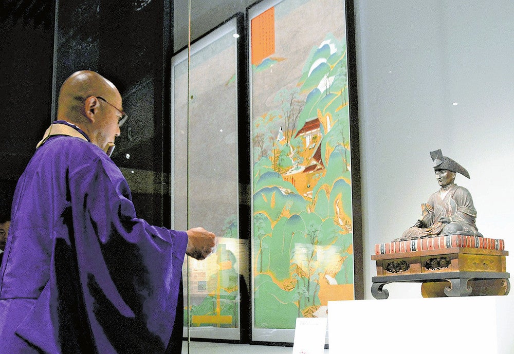 藤原頼通像などが並ぶ会場（京都府宇治市で）