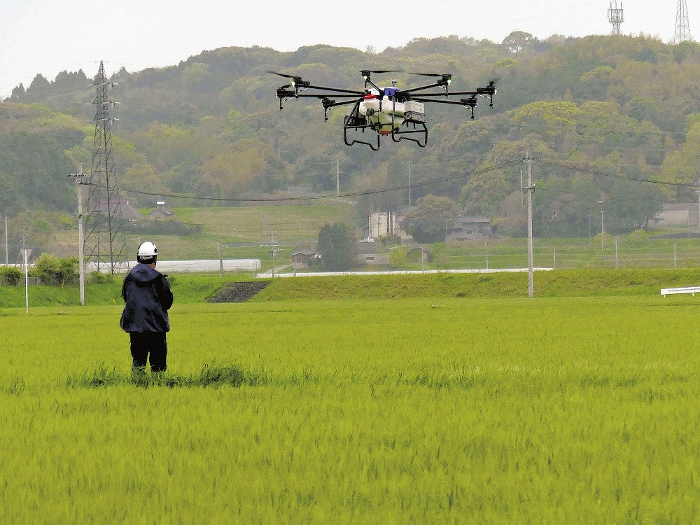 農薬を散布をする大型ドローン