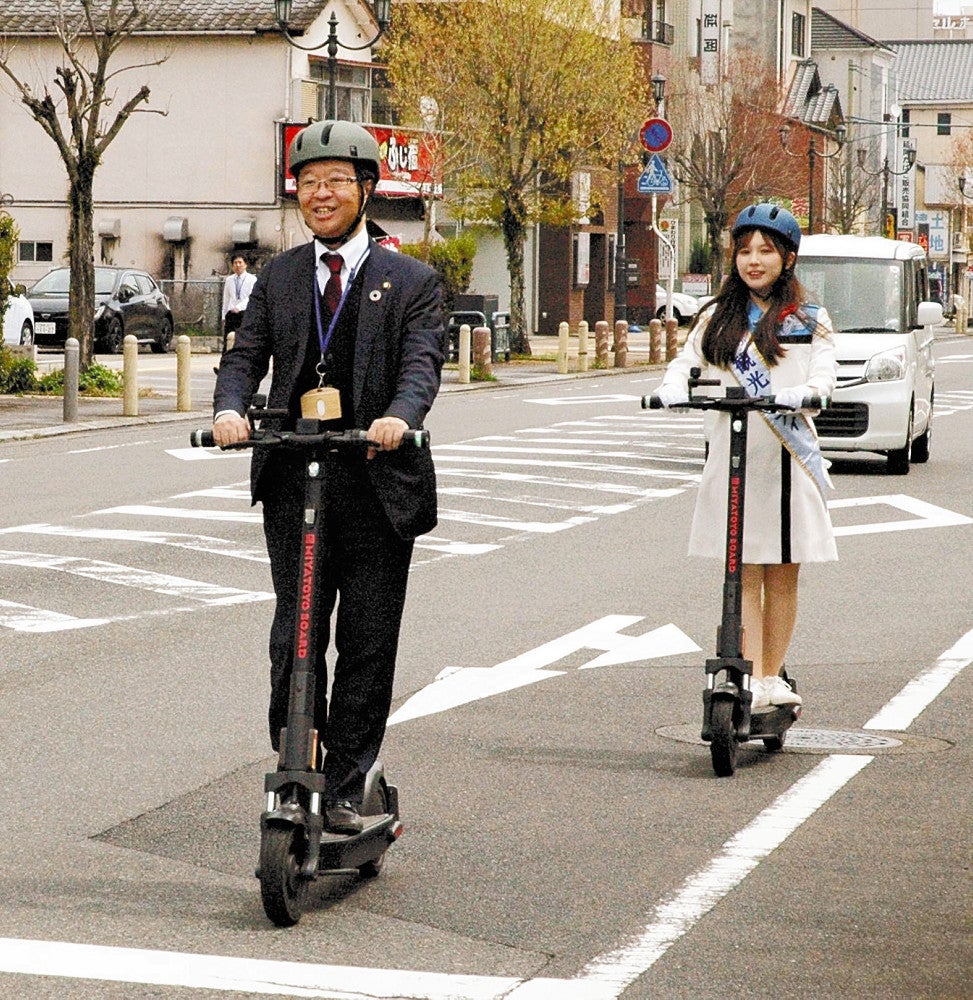 電動キックスケーターに試乗する読谷山市長（左）