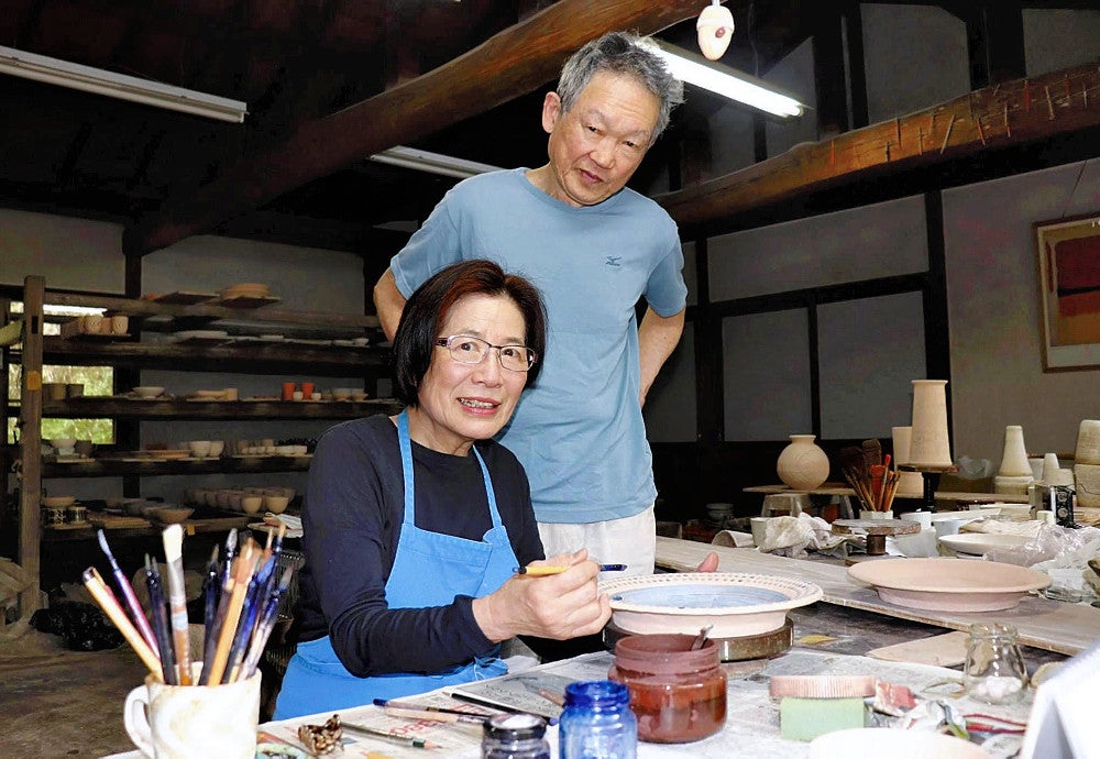 陶展の準備を進める濱田さん（右）と陽子さん