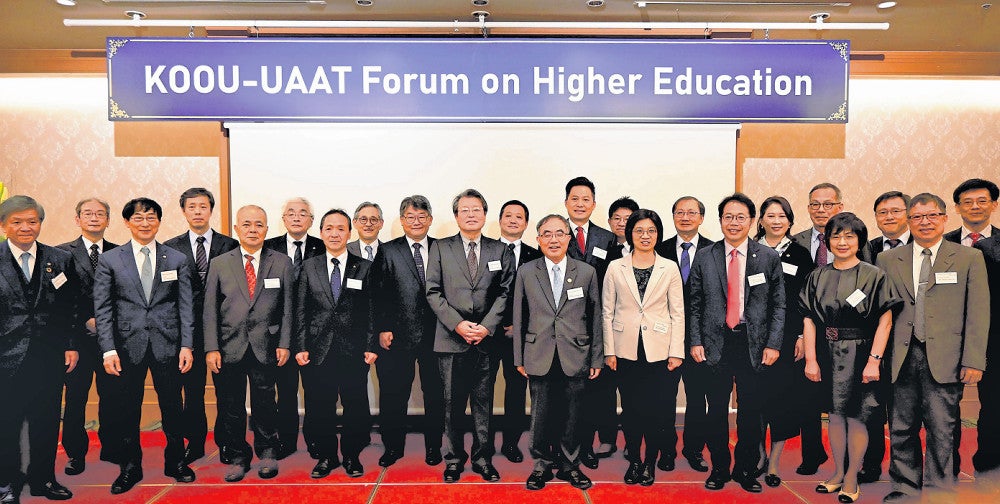 国際連携に向け協定を結んだ日台２３大学の代表者ら（２２日、福岡市のホテルで）