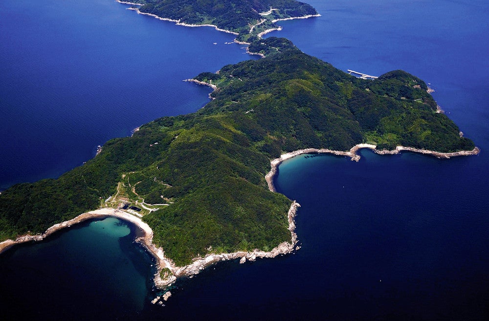 中間貯蔵施設建設予定地でボーリング調査が始まった山口県上関町の長島（昨年８月、本社機から）