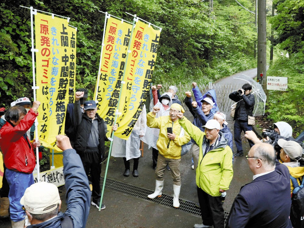 現場近くで抗議の声を上げる反対派の住民ら（２３日午前９時４５分、山口県上関町で）＝浦上太介撮影
