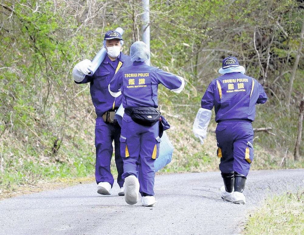 現場へ向かう捜査員ら（１６日午後３時１分、那須町で）