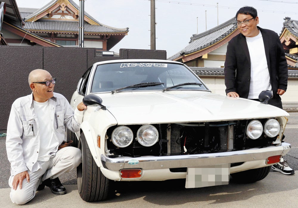 紀伊水害で亡くなった中平幸喜さんの愛車・三菱ギャランＧＴＯの復活に笑顔を見せる兄の敦さん（左）と中村さん（和歌山県新宮市で）＝写真は一部修整しています