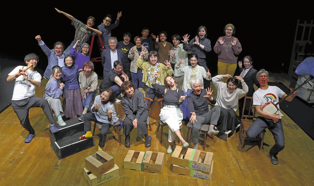 老壮青の「それらしい」俳優がそろっているのが青年座の強みだ。最前列左から２人目が宮田、３人目が那須＝大金史典撮影