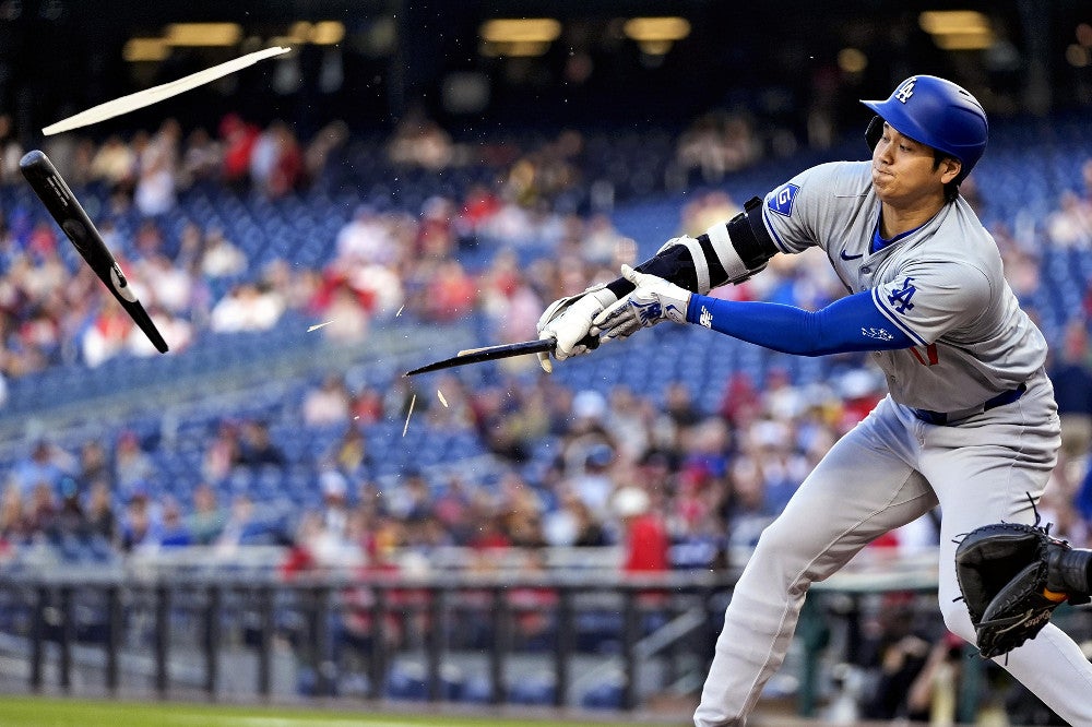 第１打席でバットが砕けたドジャースの大谷翔平（２３日）＝ＡＰ