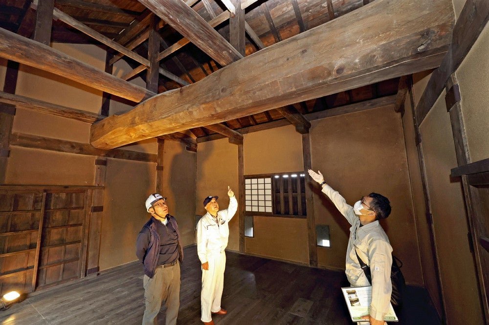 大きな木の梁（はり）も見られる監物櫓の内部（２４日午前、熊本市中央区で）＝長野浩一撮影