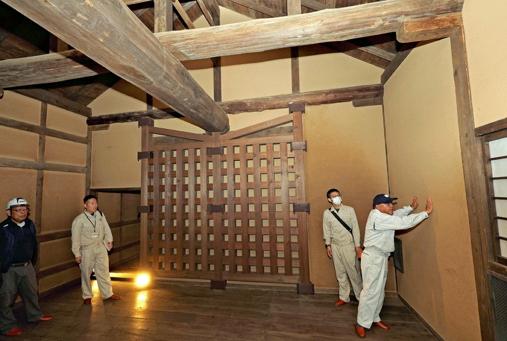 「面格子壁」（中央）が施された監物櫓の内部