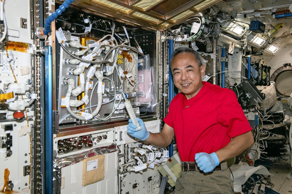 昨年９月、ＩＳＳの日本実験棟「きぼう」にある水再生装置で作業を行う古川聡さん（ＪＡＸＡ／ＮＡＳＡ）
