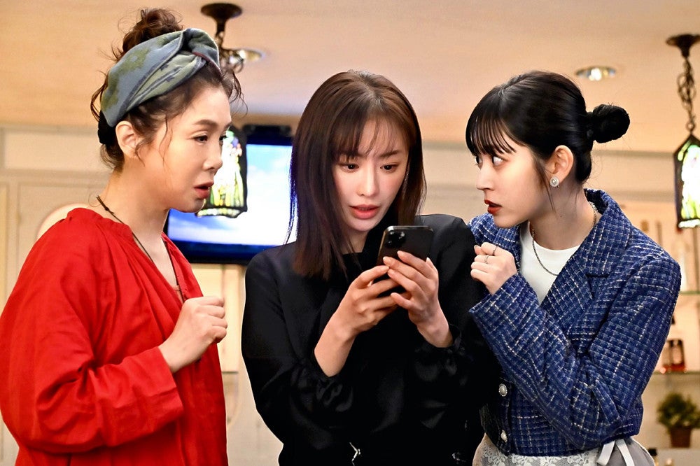 弥生（筒井真理子、左）のスナックに集まったすみれ（松本まりか、中央）と萌（鈴木愛理）（Ｃ）ＡＢＣテレビ