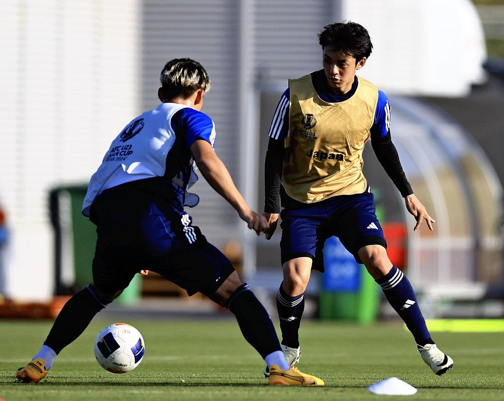 カタール戦に向け調整する山田楓（右）＝松本拓也撮影