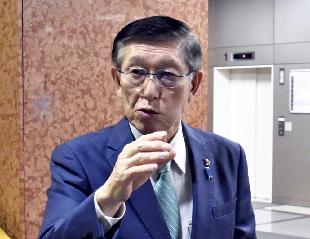 人口戦略会議の分析を受け、報道陣の取材に応じる佐竹知事（２４日、秋田県庁で）