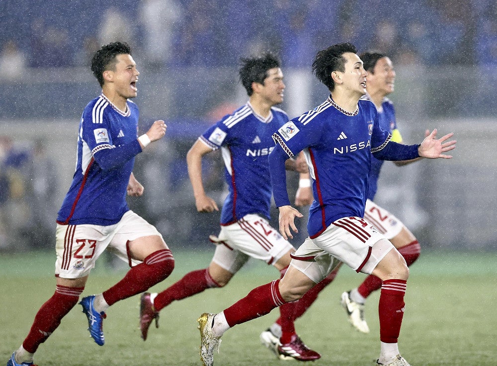 ＰＫ戦を制し歓喜する横浜Ｍの選手たち（２４日）＝桐山弘太撮影