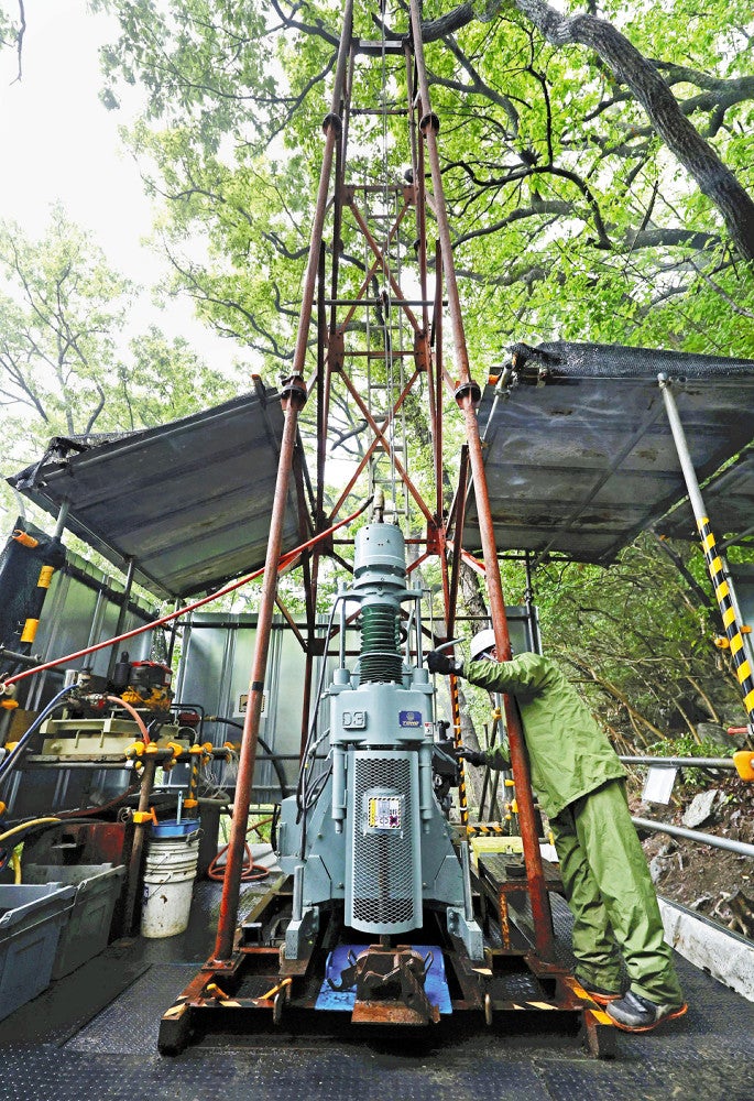 中間貯蔵施設の建設予定地で始まったボーリング調査（２３日午後、山口県上関町で）＝浦上太介撮影
