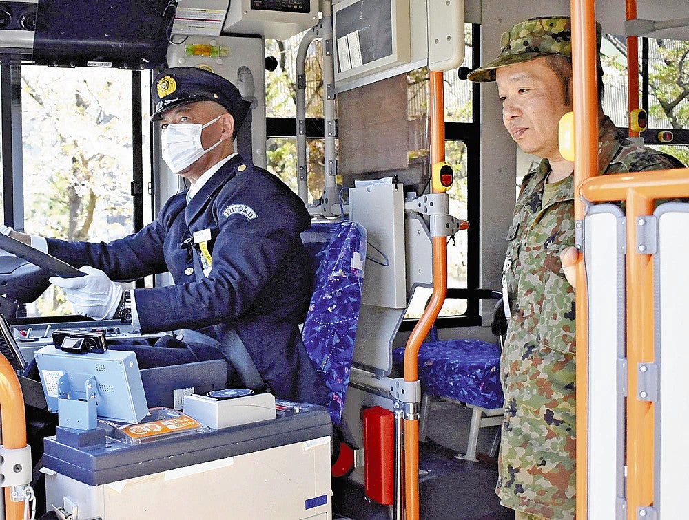 路線バスの運転操作を見学する自衛官（右）（１０日、佐賀県吉野ヶ里町の目達原駐屯地で）＝森永健太撮影