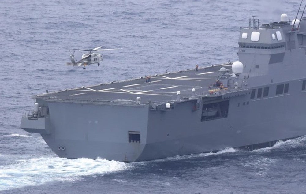 海自ヘリの墜落現場付近で捜索に参加する護衛艦「いせ」。ヘリが発艦していた（２３日午前、伊豆諸島の鳥島東沖で、読売機から）＝小林武仁撮影