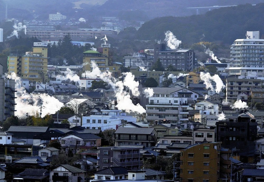 いくつもの湯煙が上がる大分県別府市の温泉街