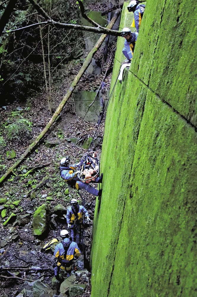 「大滝山県民いこいの森」の砂防ダムで、救助訓練に取り組む機動隊員ら（高松市で）