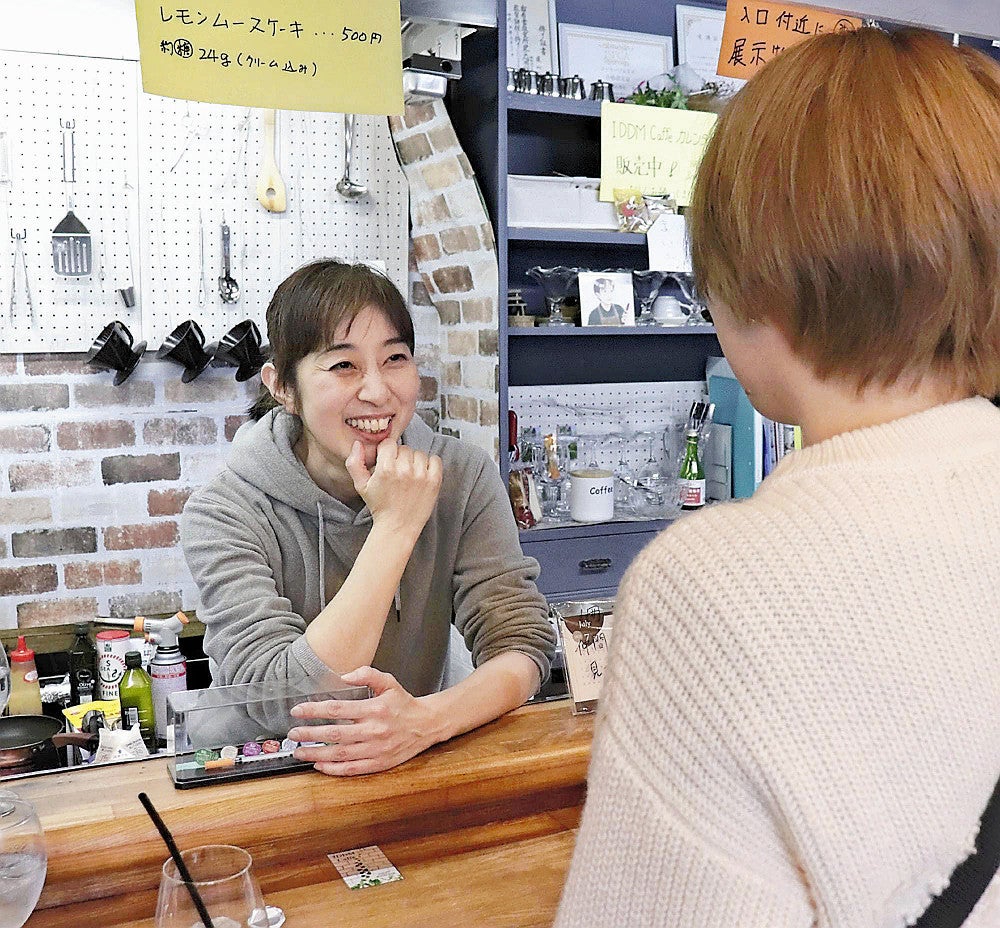 来店した客の話を聞き、不安や悩みにも寄り添う遠山さん（神戸市兵庫区で）