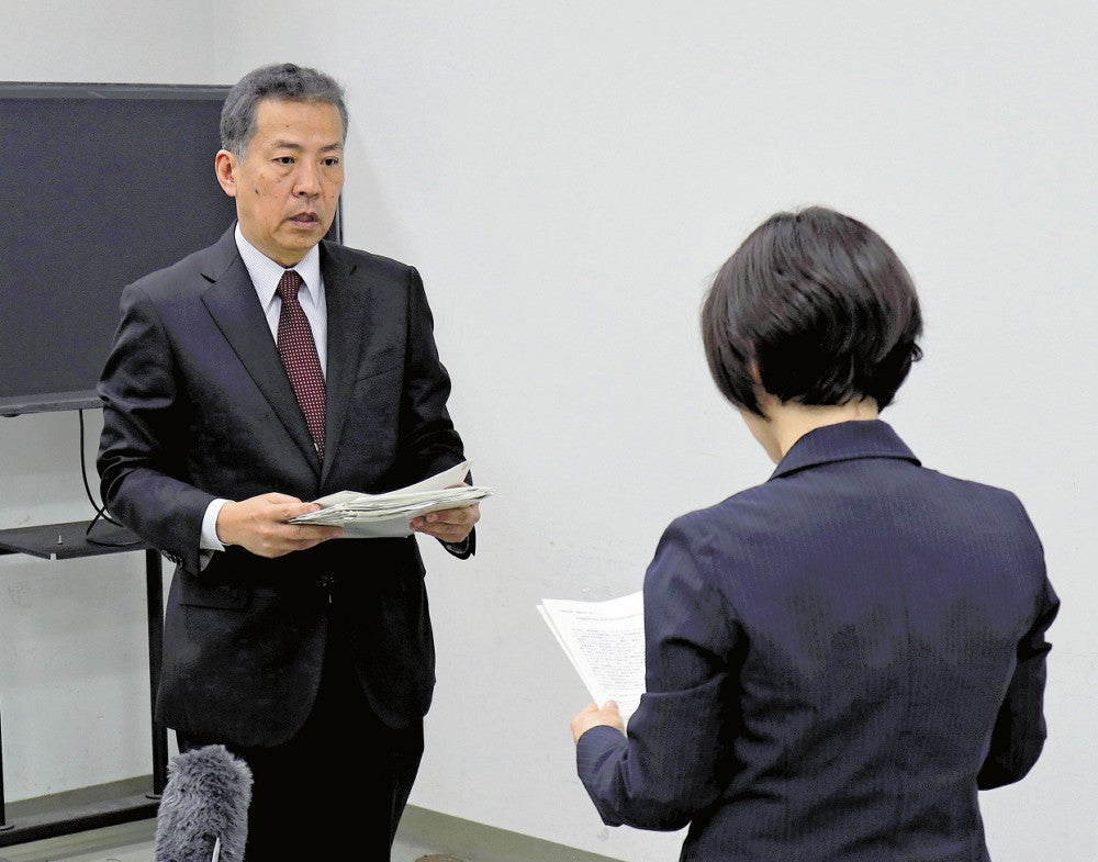 第三者機関設置を求める申し入れ書を提出した丸尾県議（左）（兵庫県庁で）