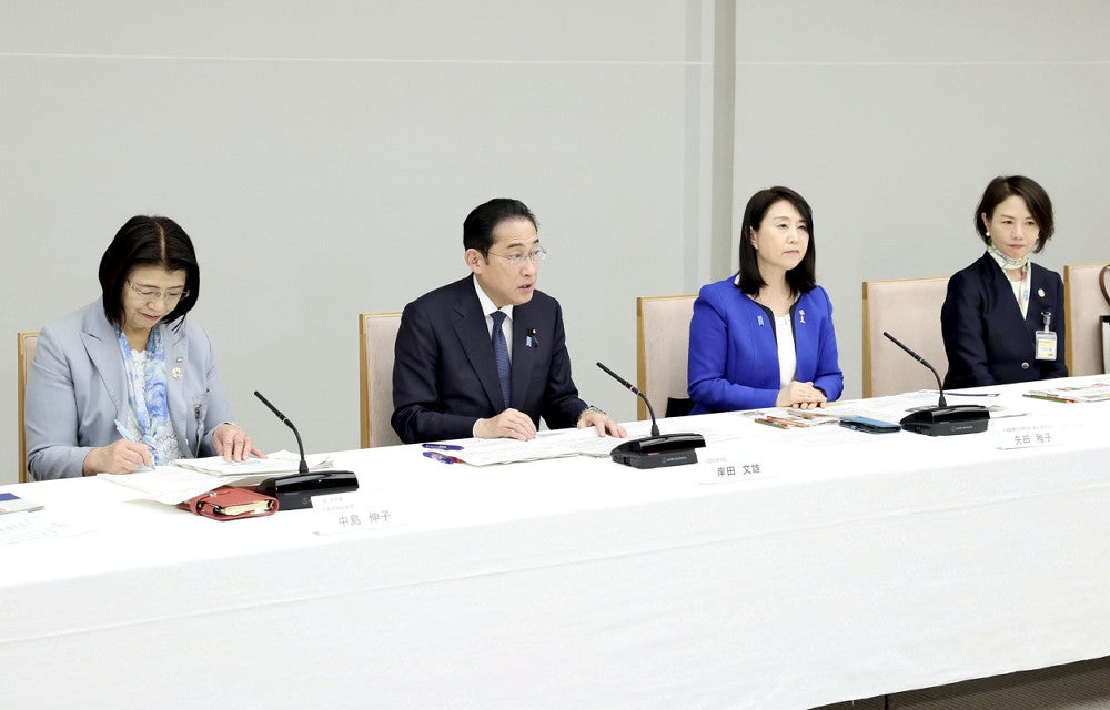 女性の職業生活における活躍推進プロジェクトチームの会合であいさつする岸田首相（左から２人目）（２４日、首相官邸で）＝木田諒一朗撮影