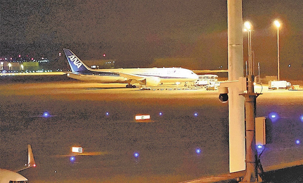 油圧系のトラブルが発生した全日空７１便（２４日午後７時２８分、新千歳空港で）＝小嶋伸幸撮影