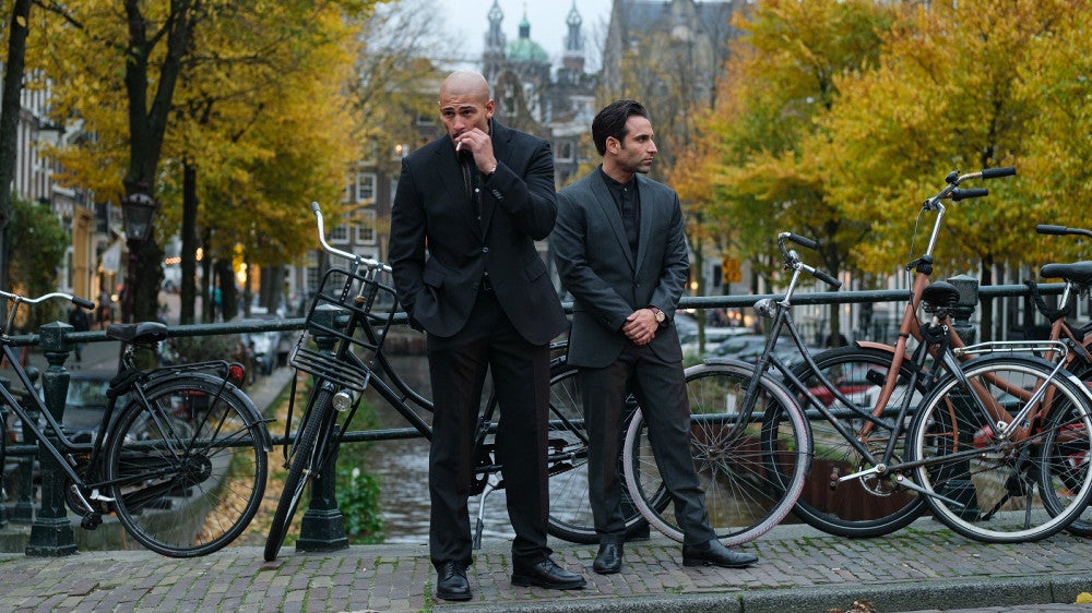 裏街道をひた走るカター（左）（Ｃ）２０２２　Ｂｏｍｂｅｒｏ　Ｉｎｔ．＿Ｗａｒｎｅｒ　Ｂｒｏｓ．Ｅｎｔ．　＿Ｇｏｒｄｏｎ　Ｔｉｍｐｅｎ