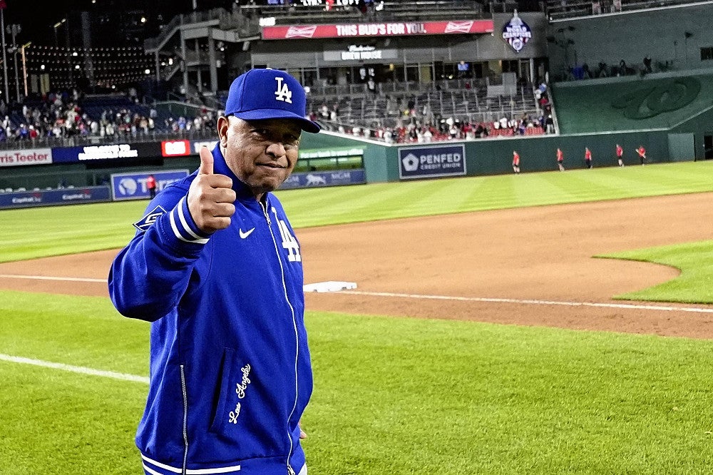 試合後、サムアップポーズをするロバーツ監督（２４日）＝ＡＰ