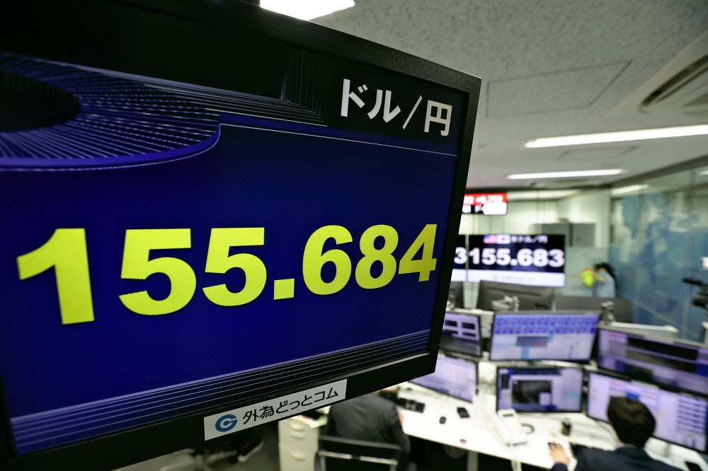 １ドル＝１５５円台後半を示すモニター（２５日午後４時６分、東京都港区で）＝高橋美帆撮影