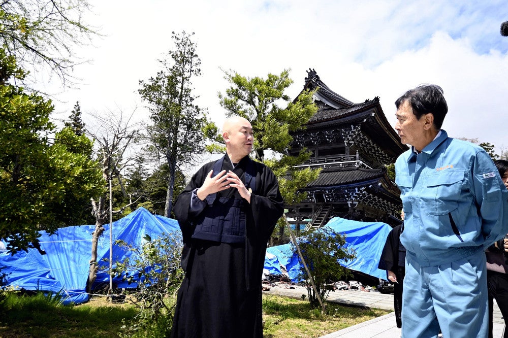 多くの建物が倒壊した総持寺祖院を視察する都倉長官（右）（石川県輪島市で）