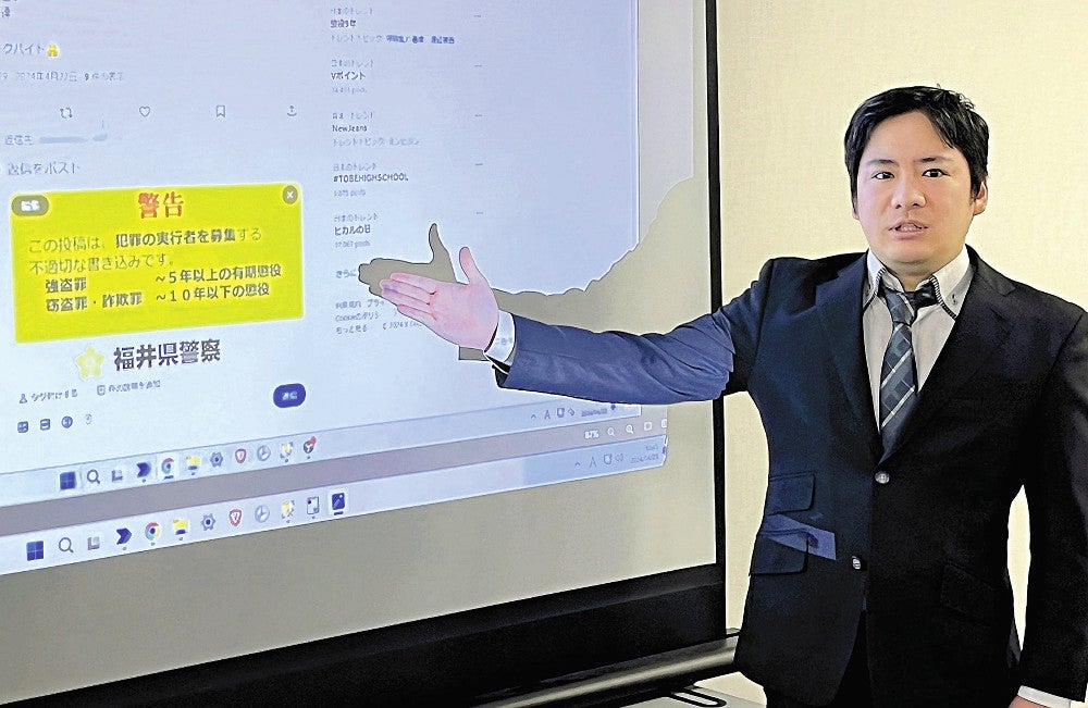 ＡＩシステムを開発した安彦准教授（福井市で）