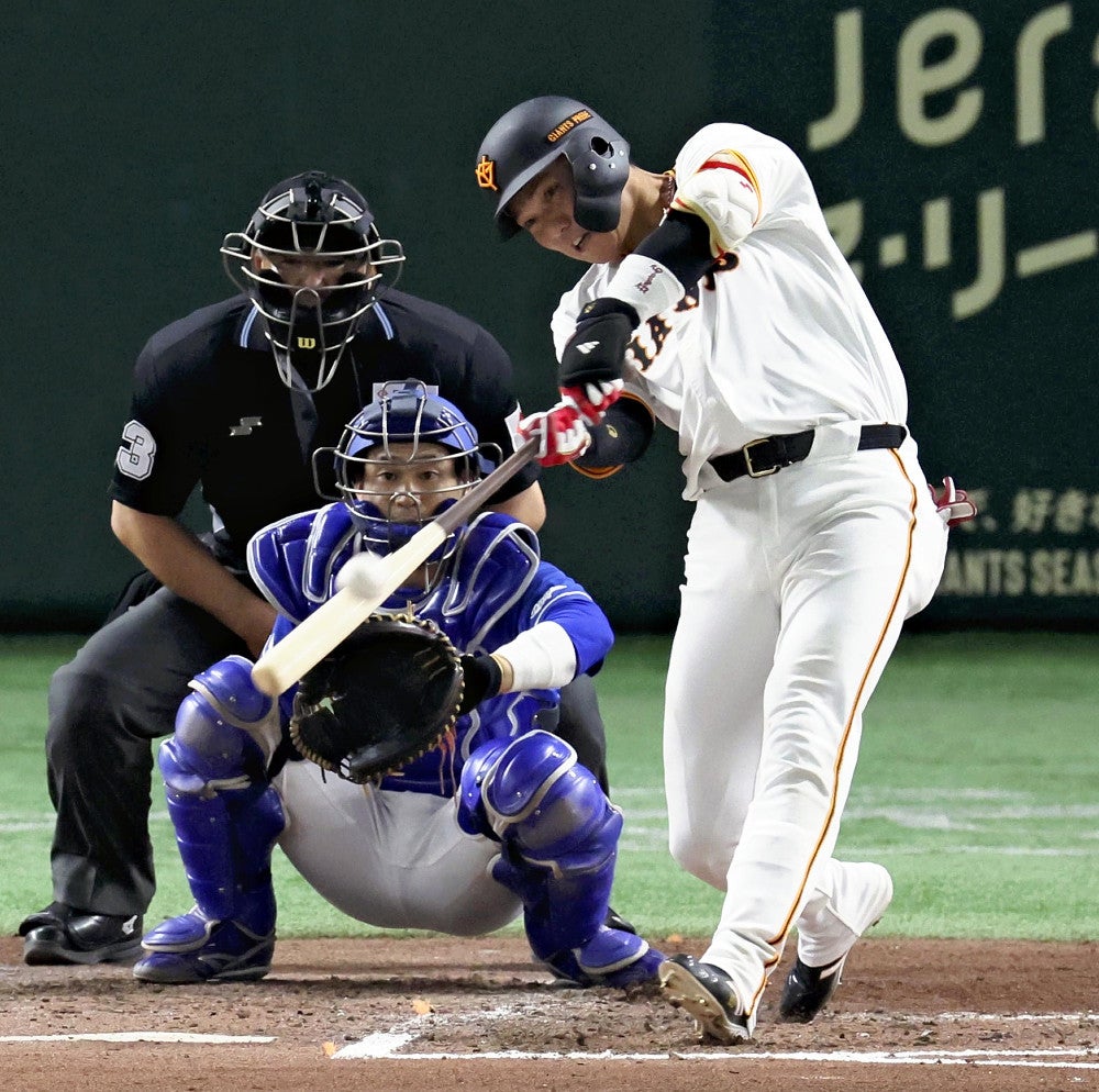 ６回２死１、２塁、逆転３ランを放つ坂本（捕手・加藤匠）（２５日）＝横山就平撮影