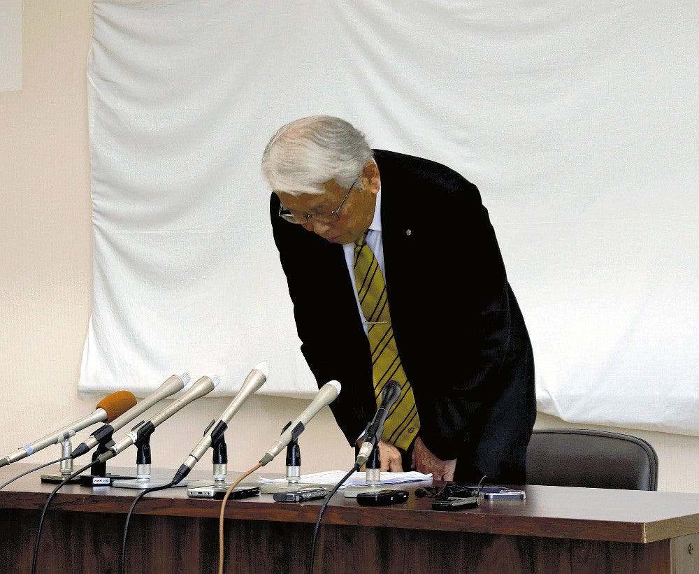 記者会見で謝罪する岡崎町長（２５日、岐阜県池田町役場で）