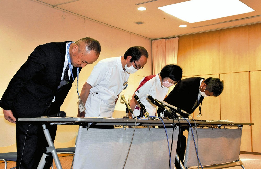 記者会見で謝罪する陶病院の大原院長（左から２人目）ら（香川県綾川町で）