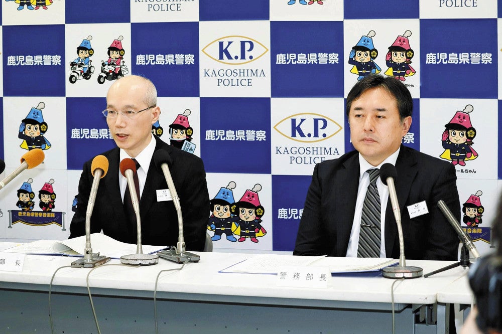 一連の不祥事について説明する野川本部長（左）と西畑警務部長