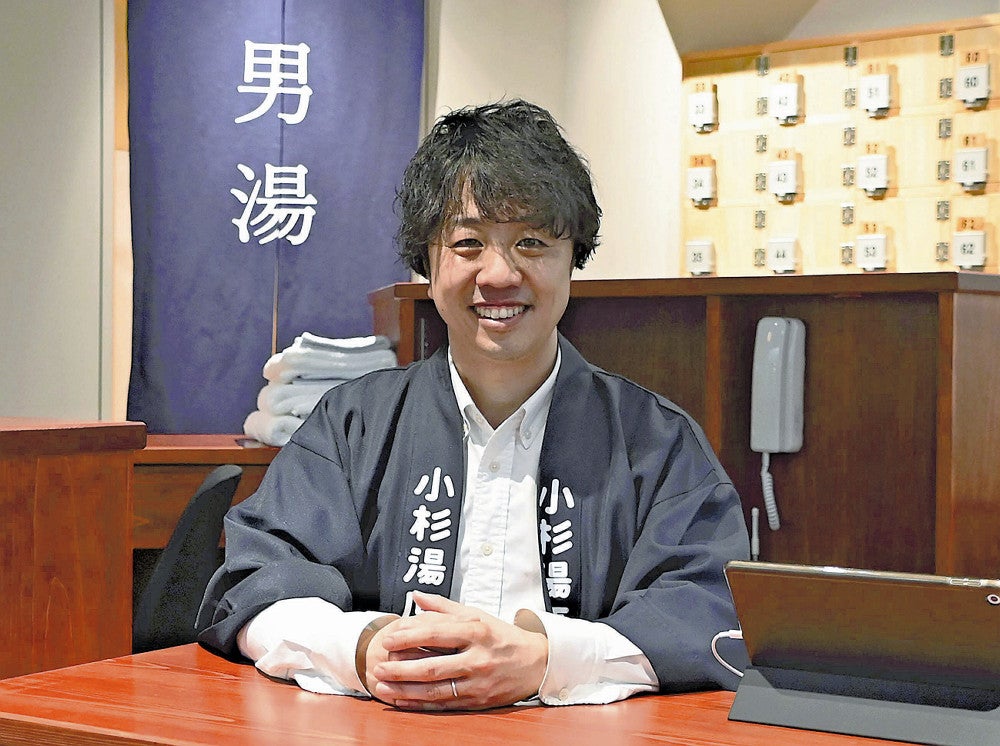 「原宿でも地域に愛される銭湯を目指す」と語る小杉湯３代目の平松佑介さん（渋谷区神宮前で）