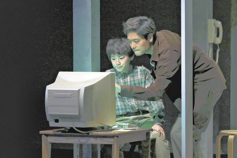 デカローグ１「ある運命に関する物語」は、父（ノゾエ征爾＝右）と息子（石井舜）の物語（写真・宮川舞子）